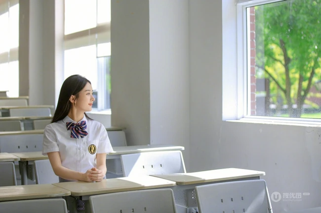 赵丽颖重回校园化身元气学院风少女，清新文艺白衣短裙制服着身，明媚动人