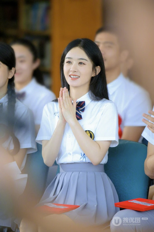 赵丽颖重回校园化身元气学院风少女，清新文艺白衣短裙制服着身，明媚动人