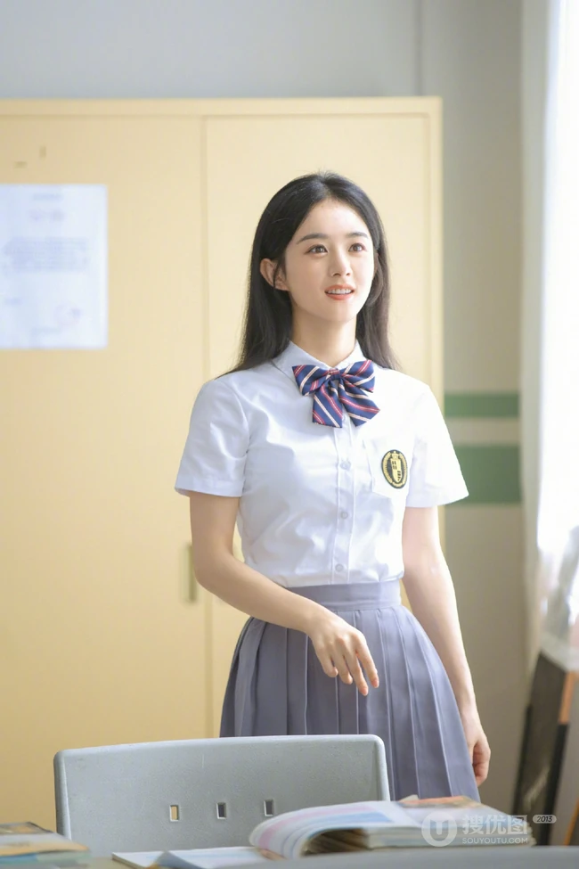 赵丽颖重回校园化身元气学院风少女，清新文艺白衣短裙制服着身，明媚动人