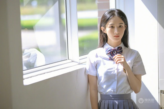 赵丽颖重回校园化身元气学院风少女，清新文艺白衣短裙制服着身，明媚动人