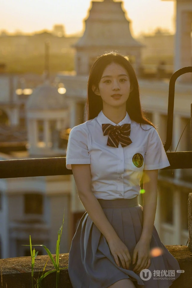 赵丽颖重回校园化身元气学院风少女，清新文艺白衣短裙制服着身，明媚动人