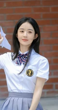 赵丽颖重回校园化身元气学院风少女，清新文艺白衣短裙制服着身，明媚动人