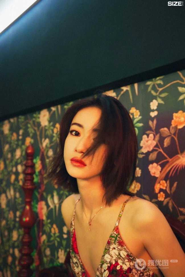 吴谨言气质明艳多套裙装，休闲装穿搭登杂志动人写真图片