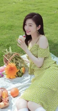 景甜清新肩带波点绿裙穿搭户外草坪间享受美食和清新空气写真图片