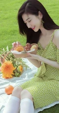 景甜清新肩带波点绿裙穿搭户外草坪间享受美食和清新空气写真图片