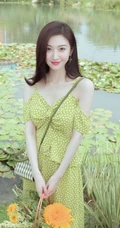 景甜清新肩带波点绿裙穿搭户外草坪间享受美食和清新空气写真图片
