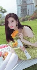 景甜清新肩带波点绿裙穿搭户外草坪间享受美食和清新空气写真图片