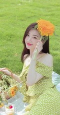 景甜清新肩带波点绿裙穿搭户外草坪间享受美食和清新空气写真图片