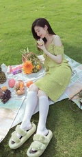 景甜清新肩带波点绿裙穿搭户外草坪间享受美食和清新空气写真图片