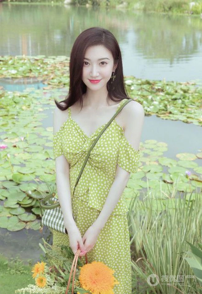 景甜清新肩带波点绿裙穿搭户外草坪间享受美食和清新空气写真图片
