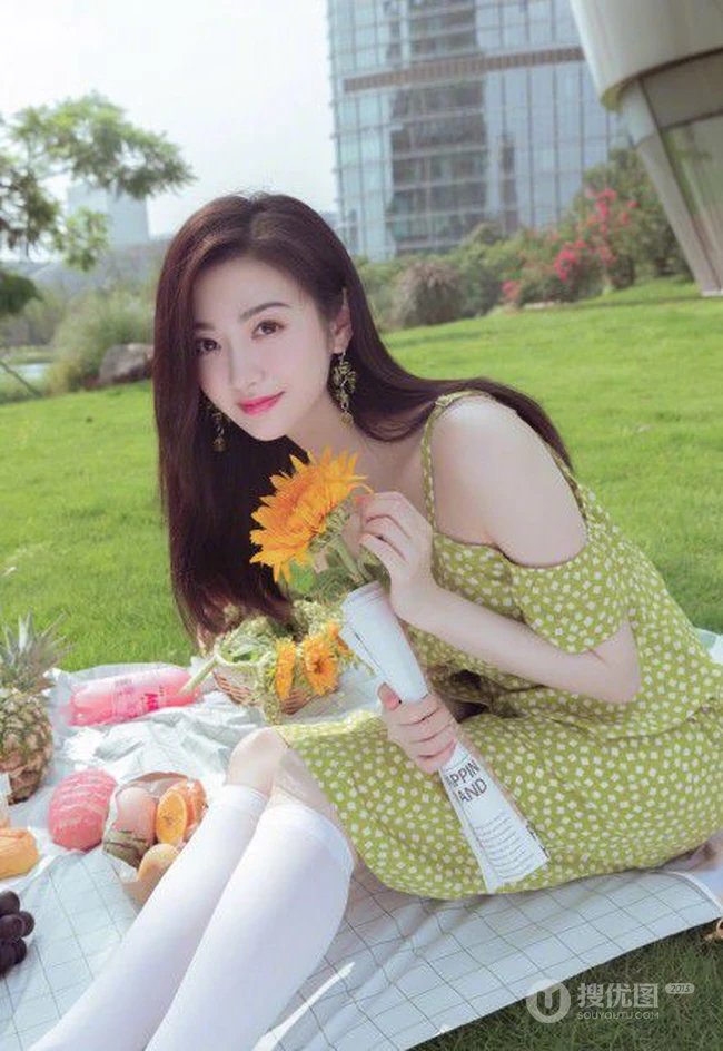 景甜清新肩带波点绿裙穿搭户外草坪间享受美食和清新空气写真图片