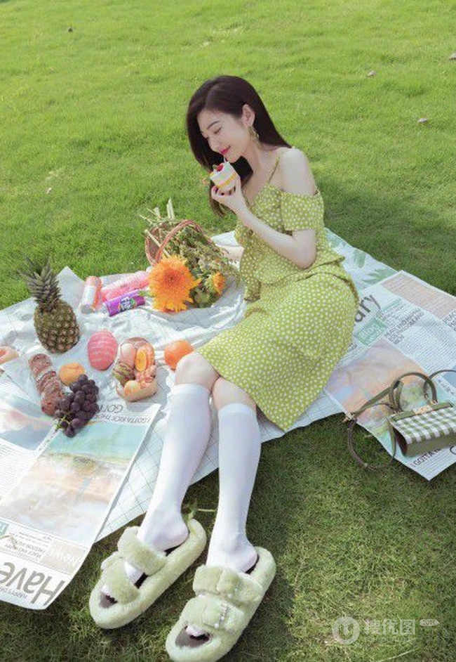 景甜清新肩带波点绿裙穿搭户外草坪间享受美食和清新空气写真图片