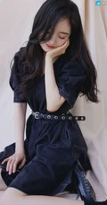 杨幂清新甜美深V牛仔裙席地而坐优雅写真手机壁纸图片