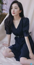 杨幂清新甜美深V牛仔裙席地而坐优雅写真手机壁纸图片
