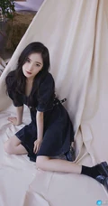 杨幂清新甜美深V牛仔裙席地而坐优雅写真手机壁纸图片