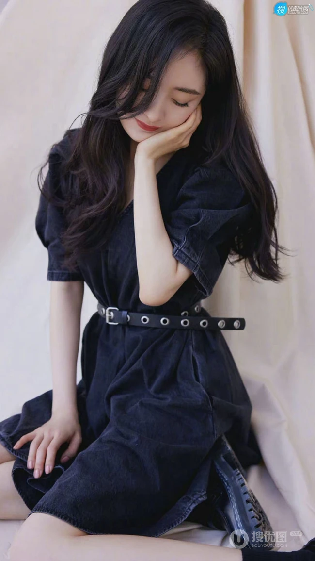 杨幂清新甜美深V牛仔裙席地而坐优雅写真手机壁纸图片