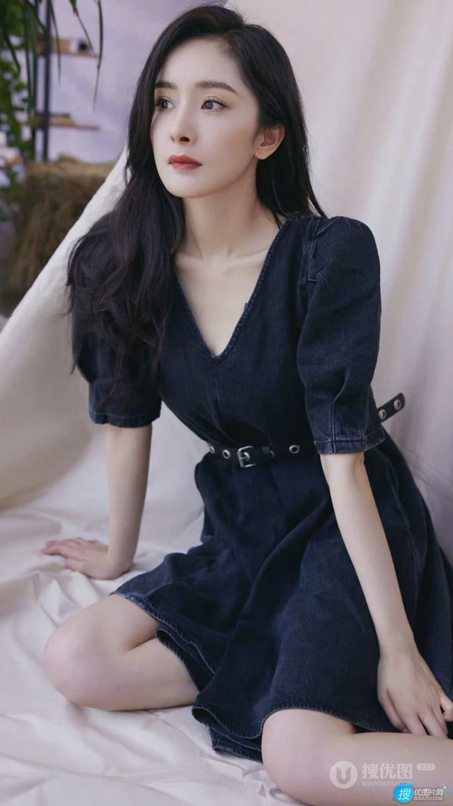 杨幂清新甜美深V牛仔裙席地而坐优雅写真手机壁纸图片