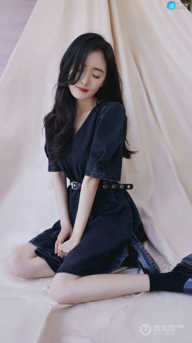 杨幂清新甜美深V牛仔裙席地而坐优雅写真手机壁纸图片