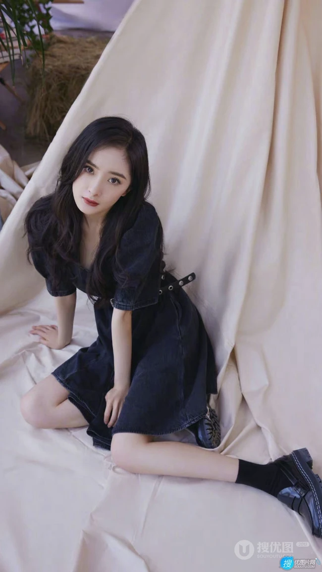 杨幂清新甜美深V牛仔裙席地而坐优雅写真手机壁纸图片