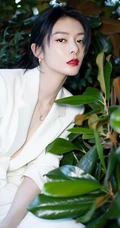 傅菁全白LOOK简约西服套装着身徜徉街上林木间酷靓写真图片
