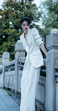 傅菁全白LOOK简约西服套装着身徜徉街上林木间酷靓写真图片