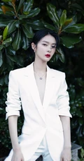 傅菁全白LOOK简约西服套装着身徜徉街上林木间酷靓写真图片