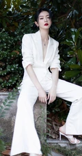 傅菁全白LOOK简约西服套装着身徜徉街上林木间酷靓写真图片