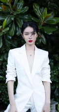 傅菁全白LOOK简约西服套装着身徜徉街上林木间酷靓写真图片