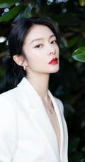 傅菁全白LOOK简约西服套装着身徜徉街上林木间酷靓写真图片