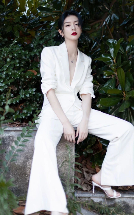 傅菁全白LOOK简约西服套装着身徜徉街上林木间酷靓写真图片