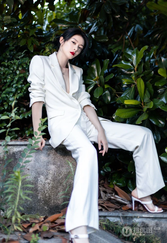 傅菁全白LOOK简约西服套装着身徜徉街上林木间酷靓写真图片