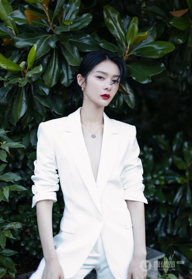 傅菁全白LOOK简约西服套装着身徜徉街上林木间酷靓写真图片