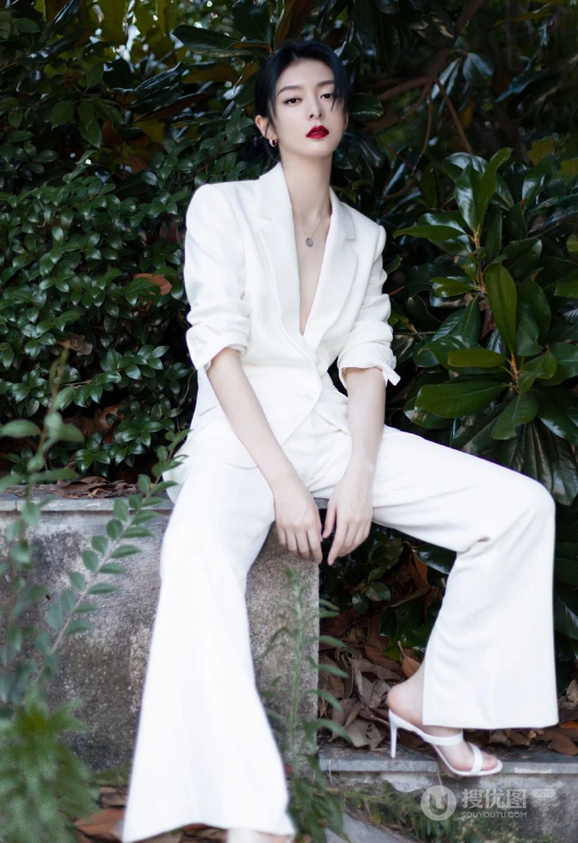 傅菁全白LOOK简约西服套装着身徜徉街上林木间酷靓写真图片