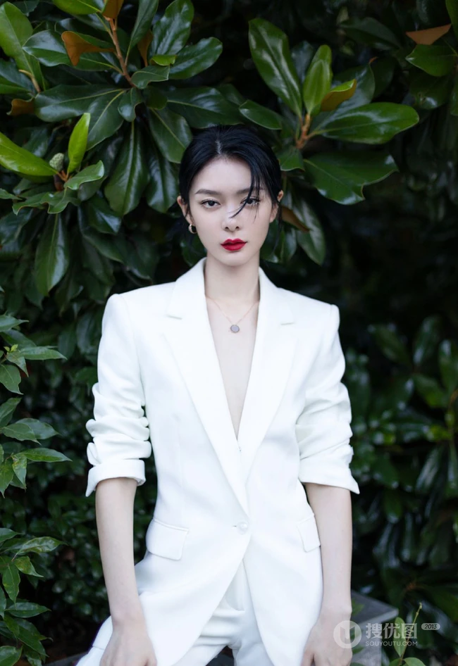 傅菁全白LOOK简约西服套装着身徜徉街上林木间酷靓写真图片