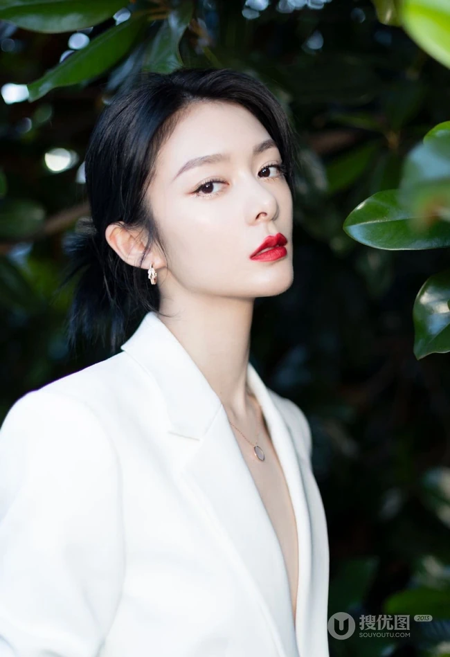 傅菁全白LOOK简约西服套装着身徜徉街上林木间酷靓写真图片