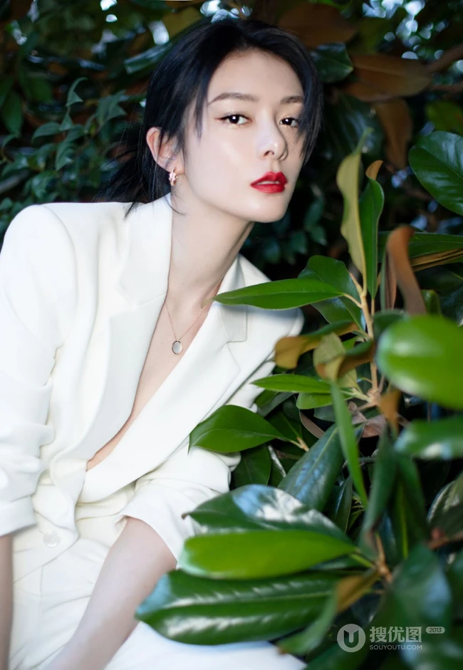 傅菁全白LOOK简约西服套装着身徜徉街上林木间酷靓写真图片