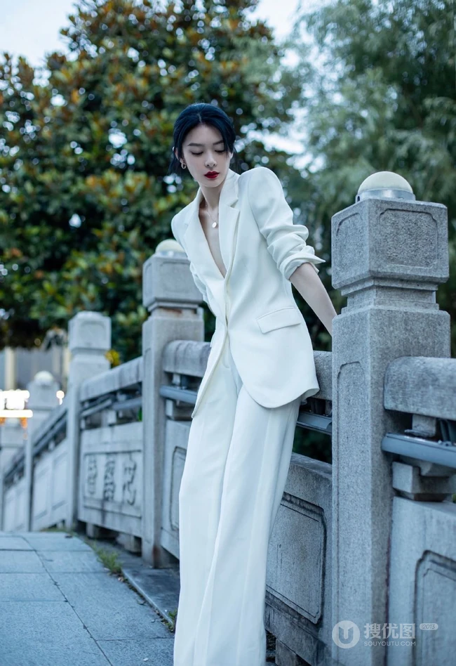 傅菁全白LOOK简约西服套装着身徜徉街上林木间酷靓写真图片