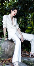傅菁全白LOOK简约西服套装着身徜徉街上林木间酷靓写真图片