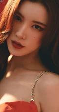 戴燕妮性感火辣吊带红裙着身在红色背景前的写真手机壁纸图片