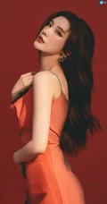 戴燕妮性感火辣吊带红裙着身在红色背景前的写真手机壁纸图片