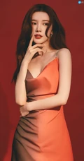 戴燕妮性感火辣吊带红裙着身在红色背景前的写真手机壁纸图片