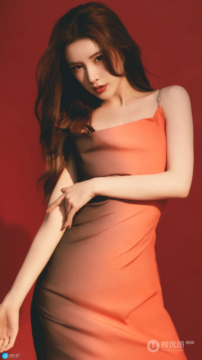 戴燕妮性感火辣吊带红裙着身在红色背景前的写真手机壁纸图片