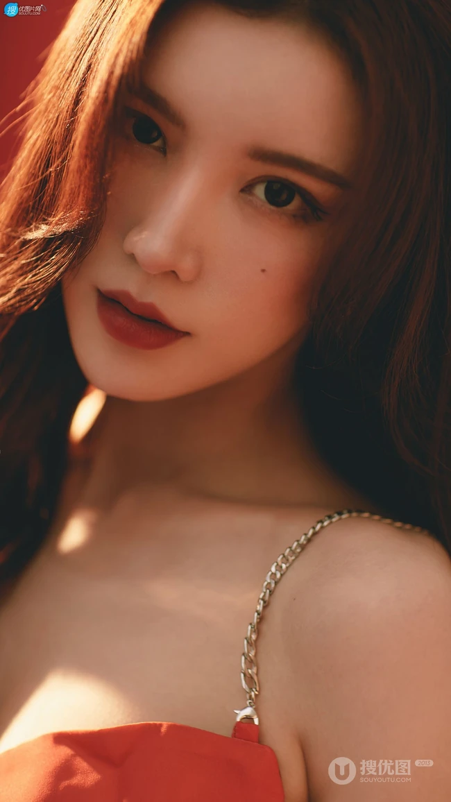戴燕妮性感火辣吊带红裙着身在红色背景前的写真手机壁纸图片