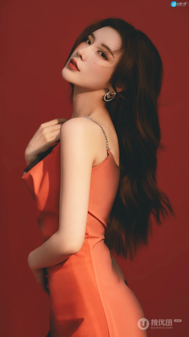 戴燕妮性感火辣吊带红裙着身在红色背景前的写真手机壁纸图片