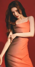 戴燕妮性感火辣吊带红裙着身在红色背景前的写真手机壁纸图片