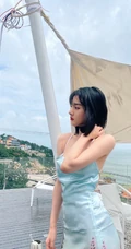 宋祖儿心苹果图案T恤搭配浅蓝色牛仔短裤甜美可爱写真图片