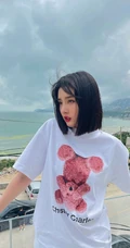 宋祖儿心苹果图案T恤搭配浅蓝色牛仔短裤甜美可爱写真图片