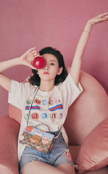 宋祖儿心苹果图案T恤搭配浅蓝色牛仔短裤甜美可爱写真图片