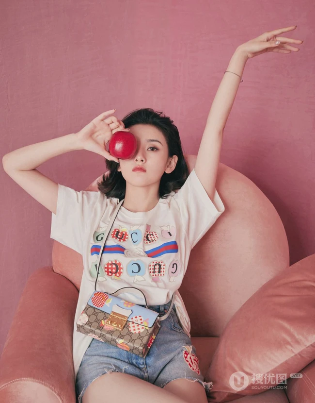宋祖儿心苹果图案T恤搭配浅蓝色牛仔短裤甜美可爱写真图片