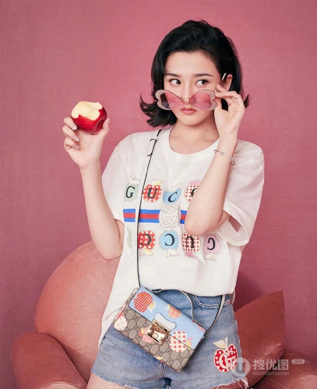 宋祖儿心苹果图案T恤搭配浅蓝色牛仔短裤甜美可爱写真图片